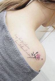 Patrón de tatuaje de rosa fresca y encantadora chica hombro carta