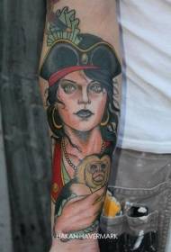 Culore bracciu pirata donna tenendu mudellu di tatuaggi