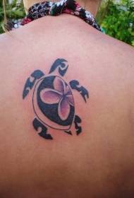 女孩背部黑色部落乌龟纹身图案