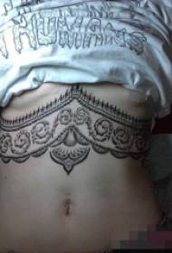 Flicka under bröstet svart skiss punkt sticker trick runt mönster tatuering bilder