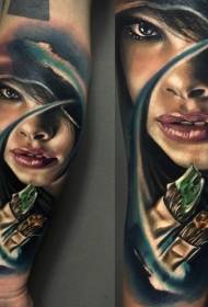 Въоръжете се с модерен традиционен цветен женски портрет със змийска татуировка