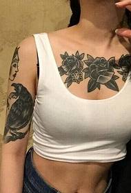 Sexy meisie met 'n pragtige tatoeëring van totem-tatoeëring