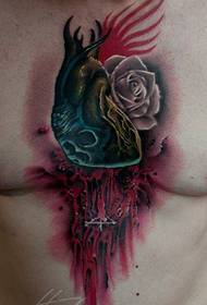 Kul srčna tetovaža na moških prsih