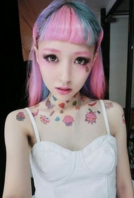 Flickors färska, färgglada tatueringsdesign runt halsen