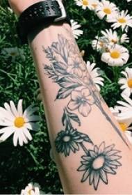 Κορίτσια αγαπημένο φυτικό υλικό λογοτεχνικό μοτίβο τατουάζ λουλουδιών