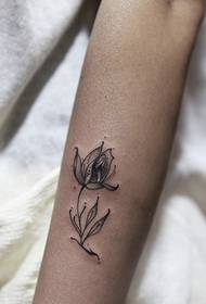 Razne slike totemskih tetovaža za mlade žene