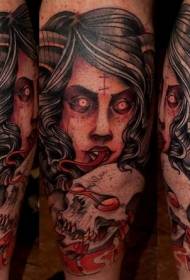 Femeie clasică diavolă de școală veche, cu model de tatuaj de craniu