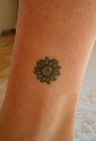 Vienkāršs, melns, mazs saulespuķu tetovējuma raksts uz kājām