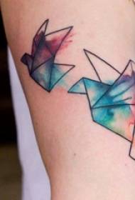 Свјеж и лијеп осликани узорак тетоважа због којег се дјевојке осјећају лако