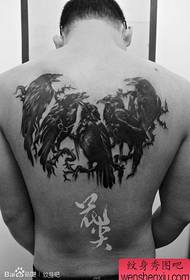 Pekný vrana tetovanie vzor na chrbte muža
