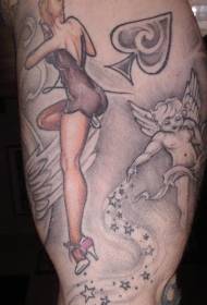 Seksuālā sieviete ar mazu eņģeli un tetovējuma modeli