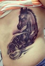Derék reális nagy fekete ló és rózsa tetoválás minta