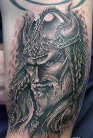 Gusarski uzorak tetovaže s realističnom rukom u kacigi s rogom