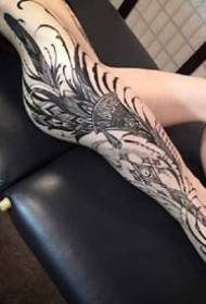 Ženski popoln nadzor nad sliko totemske tetovaže