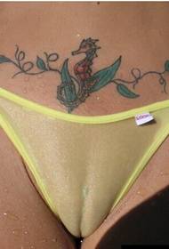 Сексуальна дівчина інтимного місця особистість квітка винограду гіпокамп татуювання