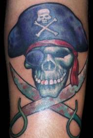 Tatuaje de cráneo de pirata de cor vella do brazo