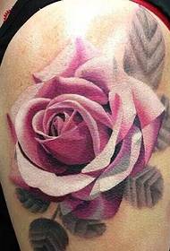 चमकीले रंग के फूलों के टैटू का एक सेट महिलाओं को अधिक आकर्षक बनाता है