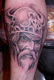Patrón de tatuaje de guerrera virgen con casco de cuernos negros y marrones en las piernas