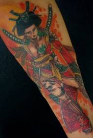 Wzór tatuażu japońskiego wojownika w kolorze ramienia