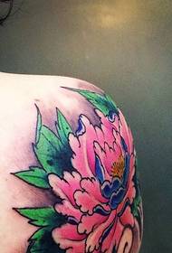 Zapanjujuća tetovaža tetovaže božura koja pada ispod ramena
