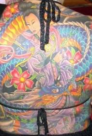 Volledige ruggeisha en kleurrijk tattoo-patroon met drakenbloem