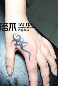 Totem tatouage sur la main de la fille