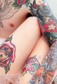 Kaéndahan seksi gaduh gaya modél tato totem
