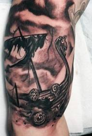 大臂黑灰风格海盗船纹身图案