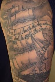 Englisches Tätowierungsmuster des schwarzen grauen Piratenschiffs der Schulter
