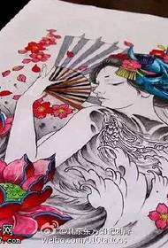 Prekrasan uzorak tetovaže gejša lotosa trešnja u kombinaciji