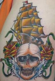 Череп во боја на нозе и шема на тетоважи со пиратски брод