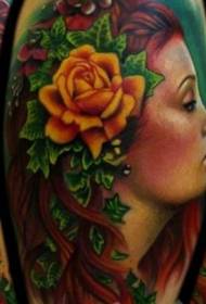 Kvinna för axelfärgporträtt med tatueringsblommönster