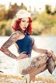 O Fashionista tem fotos sexy de tatuagem atraente