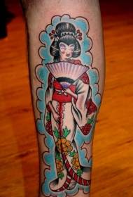 Портрет во боја азиски гејша со прекрасна шема на тетоважа кимоно