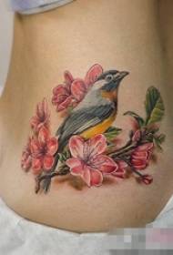 Εικόνες τατουάζ των πουλιών και των λουλουδιών στις πλευρές ενός κοριτσιού ζωγραφισμένα στα μέταλλα υποκαταστήματα