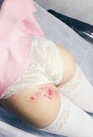 小女孩的性感粉紅櫻桃紋身圖片