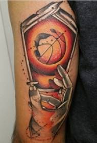 'n Groep seuns hou van meetkundige elemente wat eenvoudige lyne oor basketbal-tatoeëring tatoeëer