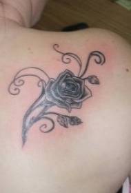 Модел за тетоважа со црна роза Многу женски тетоважи се многу убави модели на тетоважи со црна роза