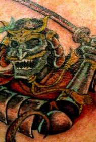 Guerreiro monstro verde colorido com tatuagem de espada no ombro