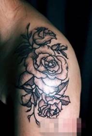Skemo de tatuaje de nigra griza bela floro sur la ŝultro de knabino