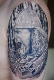Rameni ratnik koji nosi tetovažu kacige i amuleta