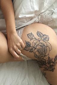 Секси красота на модната татем татуировка