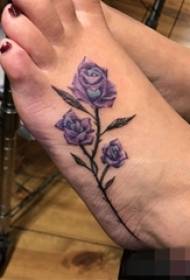 Jenter føtter på baksiden malt maling planter enkle linjer blomster tatovering bilder