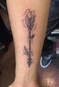 Το χέρι του αγοριού σε σκούρο γκρι γραμμή εικόνα τατουάζ βέλος