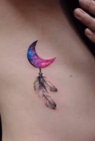 Modelul de tatuaj lună de culoare fată mică proaspătă funcționează 9