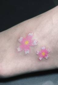 Tatuaxe tótem de flores frescas e fermosas