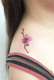 Un grupo de pequeños tatuajes de flores frescas e inusuales.