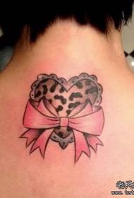 Un modello di tatuaggio con fiocco d'amore che piace alle ragazze