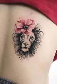 Kooxo gabdhaha ah ayaa doorbida midabka naqshadaha qurxinta leh ee tattoo-ga
