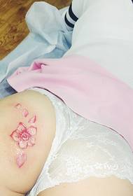 Pequeñas imágenes de tatuajes frescos para chicas sexy y seductoras